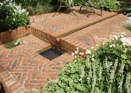 Fischgrät-Verband bei Klinker-Pflaster mit kleinem Wasserspiel