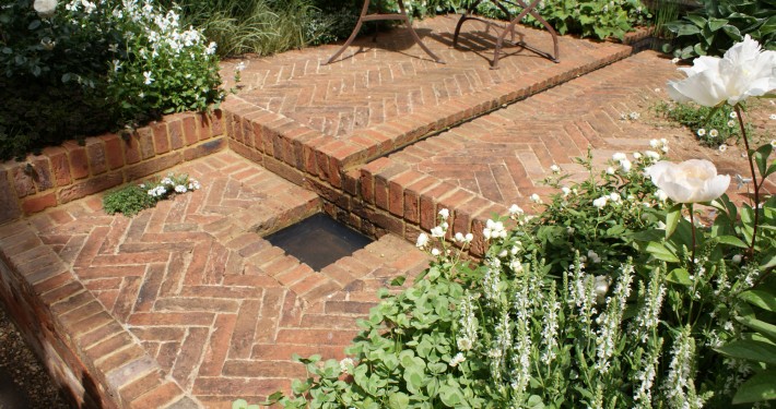 Fischgrät-Verband bei Klinker-Pflaster mit kleinem Wasserspiel