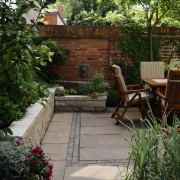 atriumgaerten-kleine-gaerten-innenhof-atrium-oder-patio (11) Innenhofgarten in Lüneburg mit alten, Materialien gestaltet