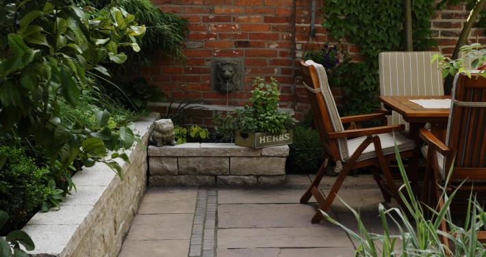 atriumgaerten-kleine-gaerten-innenhof-atrium-oder-patio (11) Innenhofgarten in Lüneburg mit alten, Materialien gestaltet