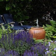 atriumgaerten-kleine-gaerten-innenhof-atrium-oder-patio (18) Kleiner Traumgarten mit Wasserspiel, Tonkruke mit Quellstein.