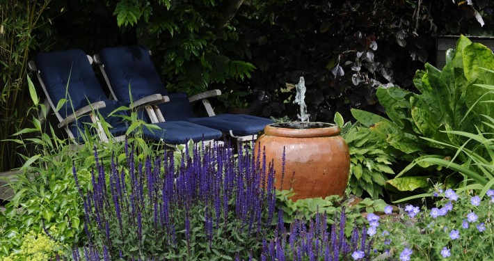 atriumgaerten-kleine-gaerten-innenhof-atrium-oder-patio (18) Kleiner Traumgarten mit Wasserspiel, Tonkruke mit Quellstein.
