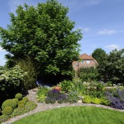 atriumgaerten-kleine-gaerten-innenhof-atrium-oder-patio (21) Immergrüne Kugeln und blühende Stauden werden von einer Natursteinpflasterung eingefasst