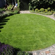 atriumgaerten-kleine-gaerten-innenhof-atrium-oder-patio (22) Kreisrunder Rasen ist mit einem Automower pflegeleicht