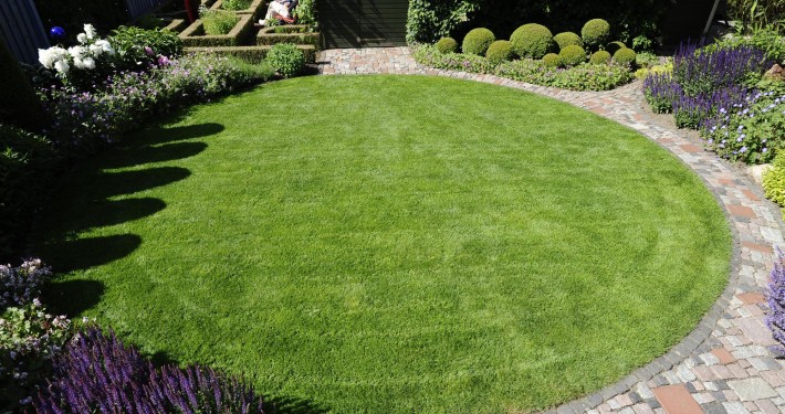 atriumgaerten-kleine-gaerten-innenhof-atrium-oder-patio (22) Kreisrunder Rasen ist mit einem Automower pflegeleicht