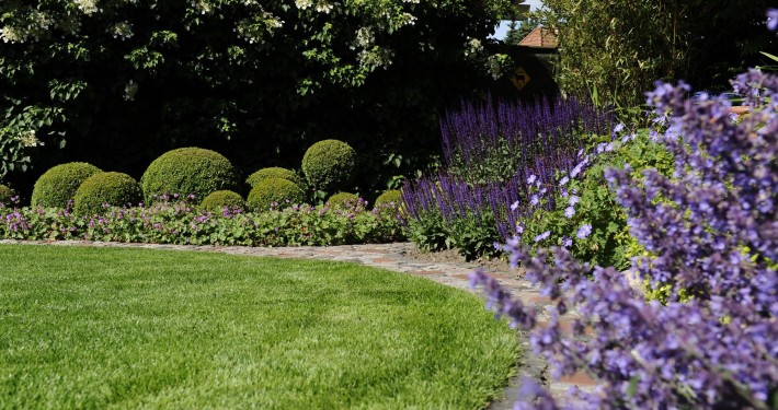 atriumgaerten-kleine-gaerten-innenhof-atrium-oder-patio (24) Kreisunder Rasen in einem kleinen Reihenhausgarten