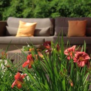 Loungemöbel von Manutti mit Taglilien