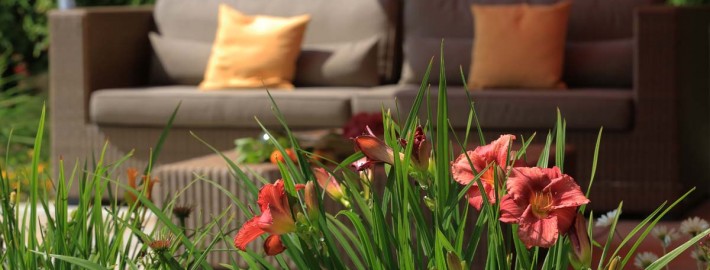 Loungemöbel von Manutti mit Taglilien