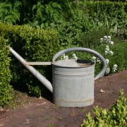 bewaesserung-beregnen-waessern-automatische-gartenberegnung (11) Gießkanne schleppen ist schwer - eine Gartenbregnung spart Zeit