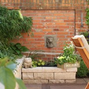 geniesser-atrium-patio-garten-in-lueneburger-altstadt-4 Wasserbecken mit Löwenspeier, das Gfk-Becken ist frosthart.