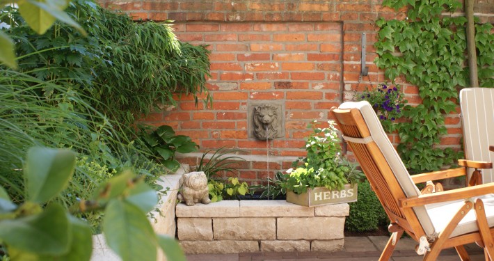 geniesser-atrium-patio-garten-in-lueneburger-altstadt-4 Wasserbecken mit Löwenspeier, das Gfk-Becken ist frosthart.