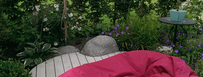 Kindgerechter Garten mit Sitzsack und Holzdeck