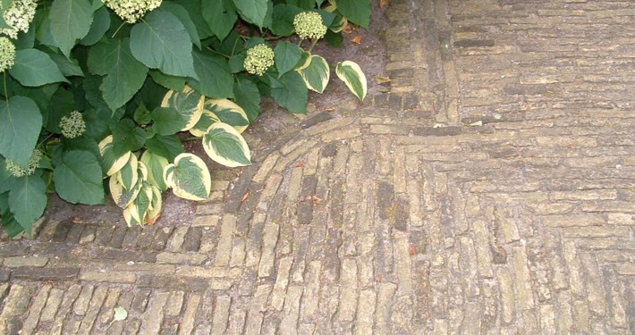 Schmale Riemchen für gepflasterten Gartenweg, hochkant