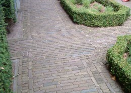 Klinkerweg mit alten Backsteinen, hochkant verlegt mit Buchsbaum-Einfassung