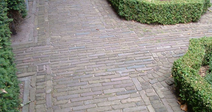 Klinkerweg mit alten Backsteinen, hochkant verlegt mit Buchsbaum-Einfassung