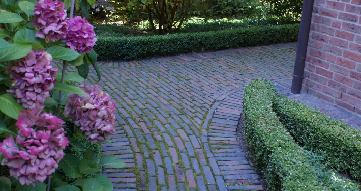 hochkant verlegte Klinker mit historischem Steinmaterial in Uelzen