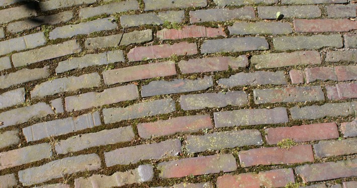 Verlegung mit professionellem Steinsetzer für gebrauchte Pflastersteine