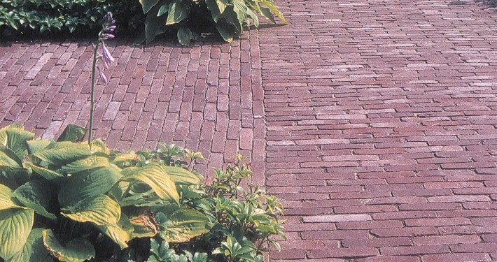 Klinker-Weg durch Staudenbeet mit hochkant verlegten Steinen