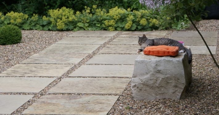 Kies und Schotter als Wegebelag, fläche ist nicht versiegelt und nimmt Wasser auf