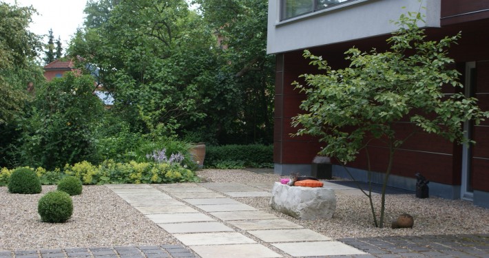 großformatige Gehweg-Platten zur Haustür