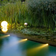 Schwimmende Leuchtkugeln, LED-Strahler beleuchten den Teich, dies schafft eine brillante Abendstimmung