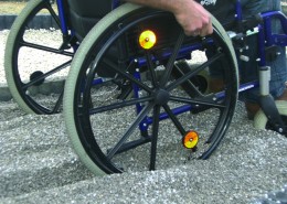 tiefes Einsacken mit Fahrrad oder Rollstuhl in Kies-Flächen