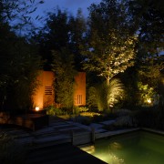 Kunstobjekt im Garten mit Licht