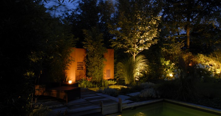 Kunstobjekt im Garten mit Licht