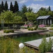 Senkrechte Wände für Schwimmteiche und Naturpools sind pflegeleicht und gut zu reinigen