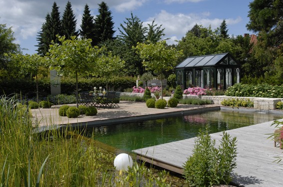 Senkrechte Wände für Schwimmteiche und Naturpools sind pflegeleicht und gut zu reinigen