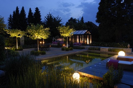 Teichbeleuchtung und Licht im Wasser schafft ein tolles Urlaubsgefühl