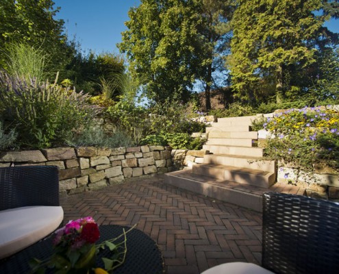 Sandstein-Blockstufen mit Trockenmauer im Senkgarten