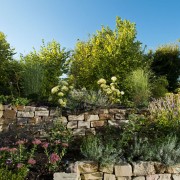 terrassierte Beet mit Trockenmauern