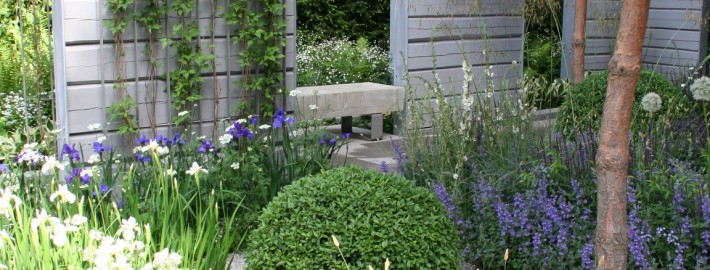 Der Weiße Garten mit Sichtschutz aus Holz