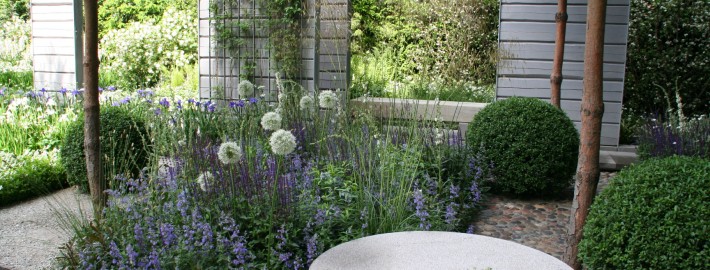 Die Farbe Weiß für den Ästheten Garten mit hellem Granit und Holzsichtschutzwand