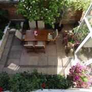 zufriedener-kunde-in-lueneburg-atriumgarten-patio-gartengestaltung (2) begrenzter Raum für einen ganzen Garten, Sandsteinplatten und Klinker-Bänderung