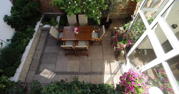 zufriedener-kunde-in-lueneburg-atriumgarten-patio-gartengestaltung (2) begrenzter Raum für einen ganzen Garten, Sandsteinplatten und Klinker-Bänderung