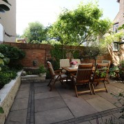zufriedener-kunde-in-lueneburg-atriumgarten-patio-gartengestaltung (4) mediterranes Pflaster aus Sandsteinplatten