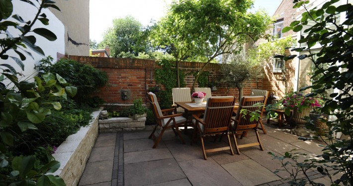 zufriedener-kunde-in-lueneburg-atriumgarten-patio-gartengestaltung (4) mediterranes Pflaster aus Sandsteinplatten