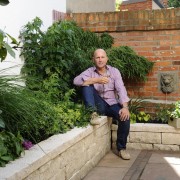 zufriedener-kunde-in-lueneburg-atriumgarten-patio-gartengestaltung (5) Sitzmauern sind schön für Dekorationen und sind gemütlich zum Abhocken.