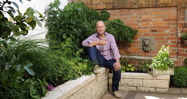 zufriedener-kunde-in-lueneburg-atriumgarten-patio-gartengestaltung (5) Sitzmauern sind schön für Dekorationen und sind gemütlich zum Abhocken.